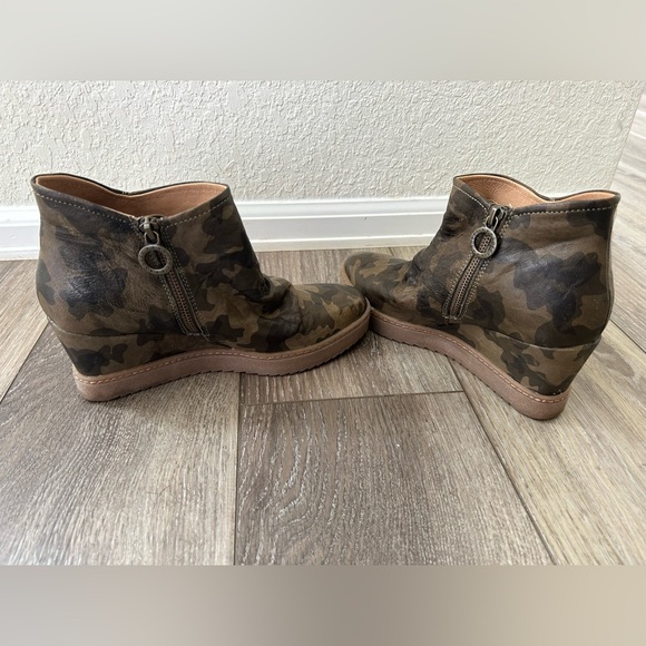 Sofft Shoes - EUC Sofft Siri Women’s Wedge Bootie